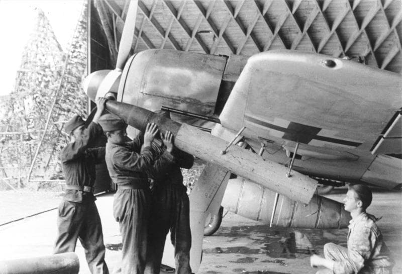 Fw 190A armament being loaded, Bundesarchiv photograph