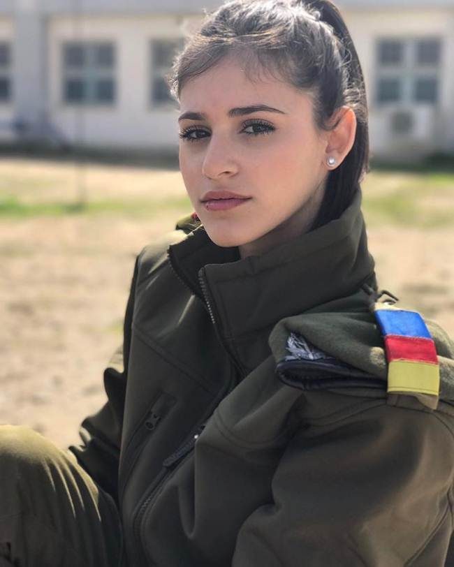 Female IDF officer in a leadership role