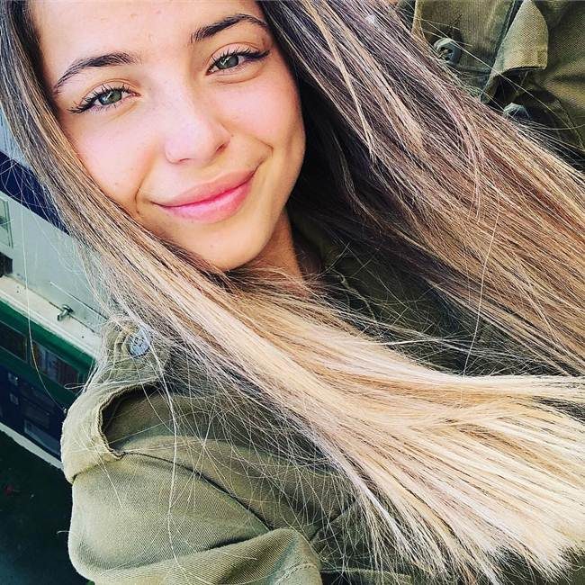 Female IDF soldier heading home on weekend leave