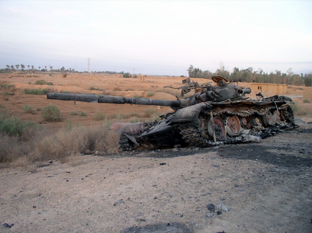 Side-by-side comparison of M1 Abrams and T-72 tank showing the differences in turret profile and ammunition storage