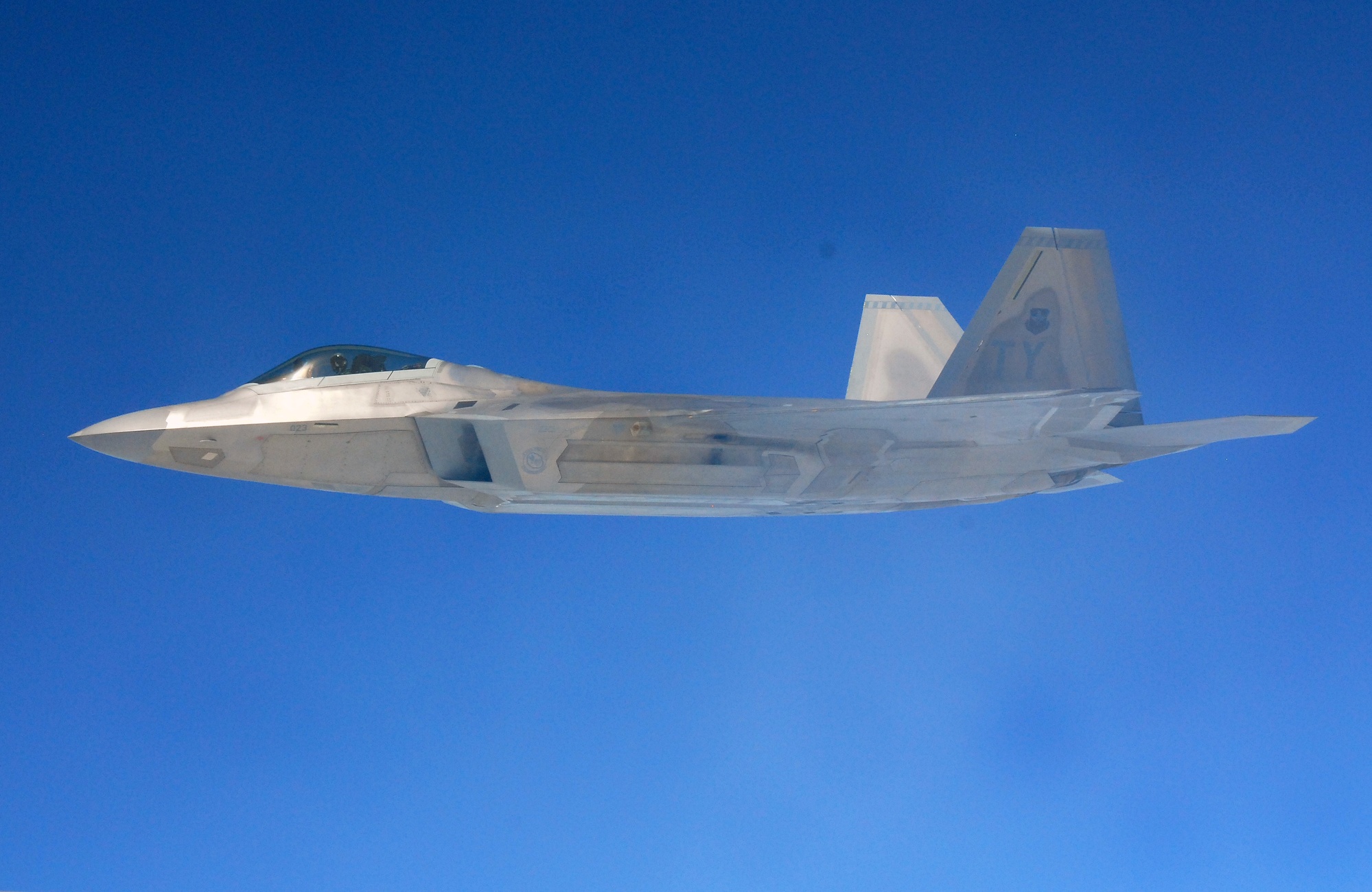 Comparison graphic showing F-22 Raptor and J-20 key specifications side by side