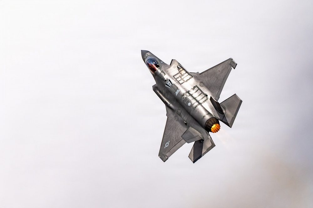 F-35 Lightning II with nose cone removed showing the AN/APG-81 AESA radar array installed behind the radome