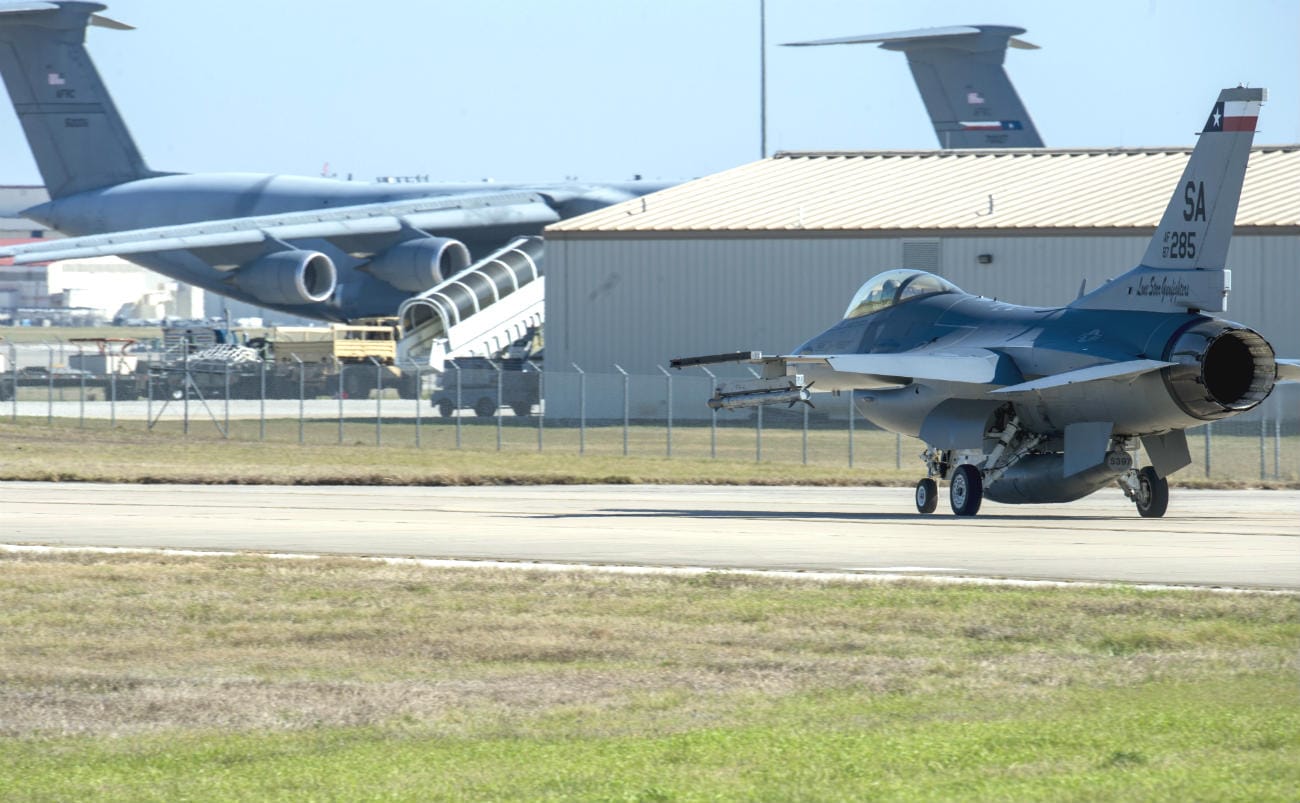 F-16 Fighting Falcon takeoff