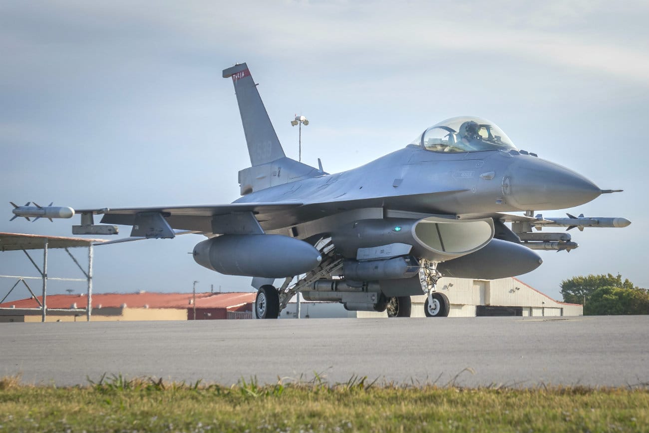 F-16 takeoff fighting falcon