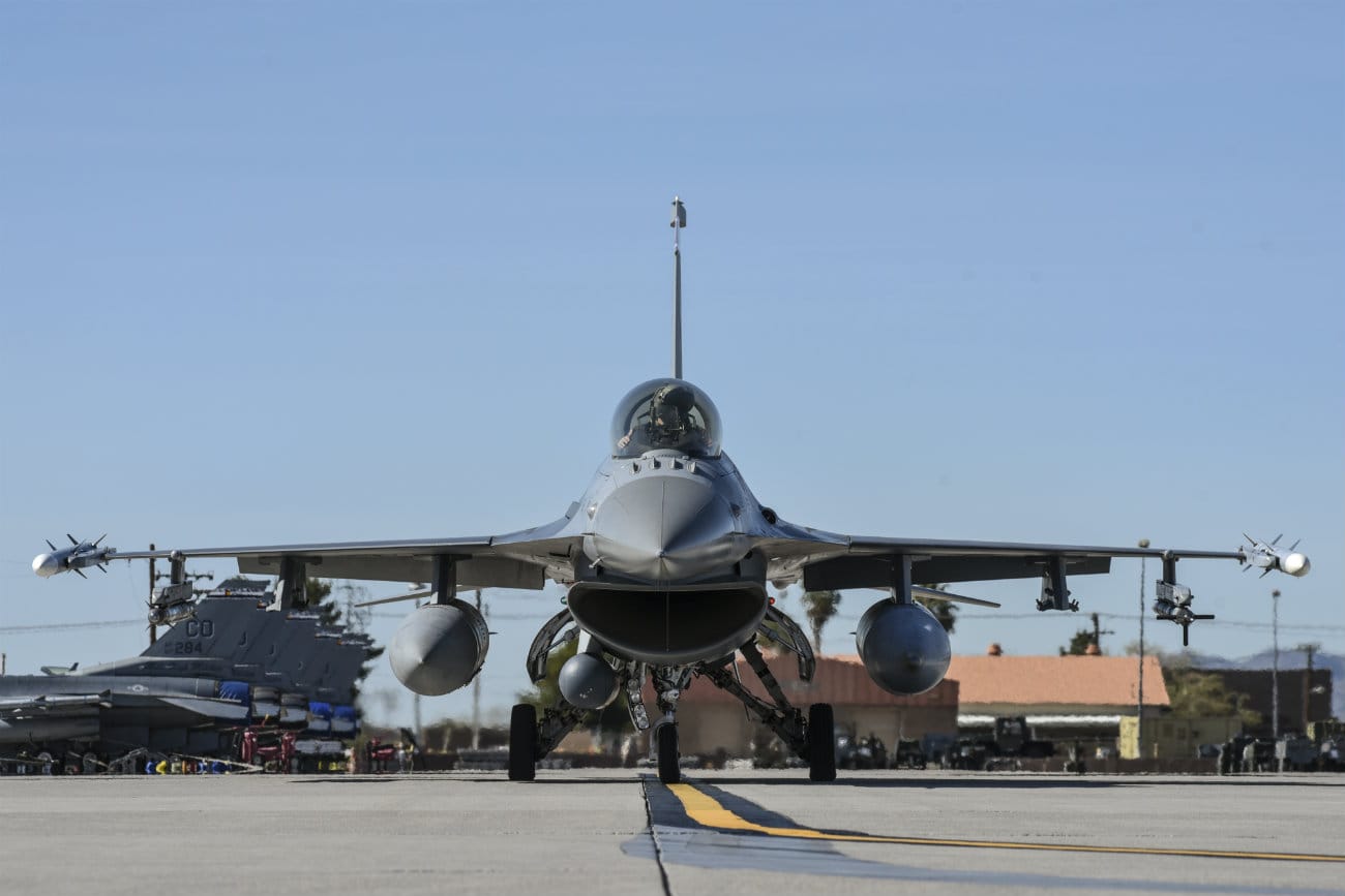 F-16 Fighting falcon front