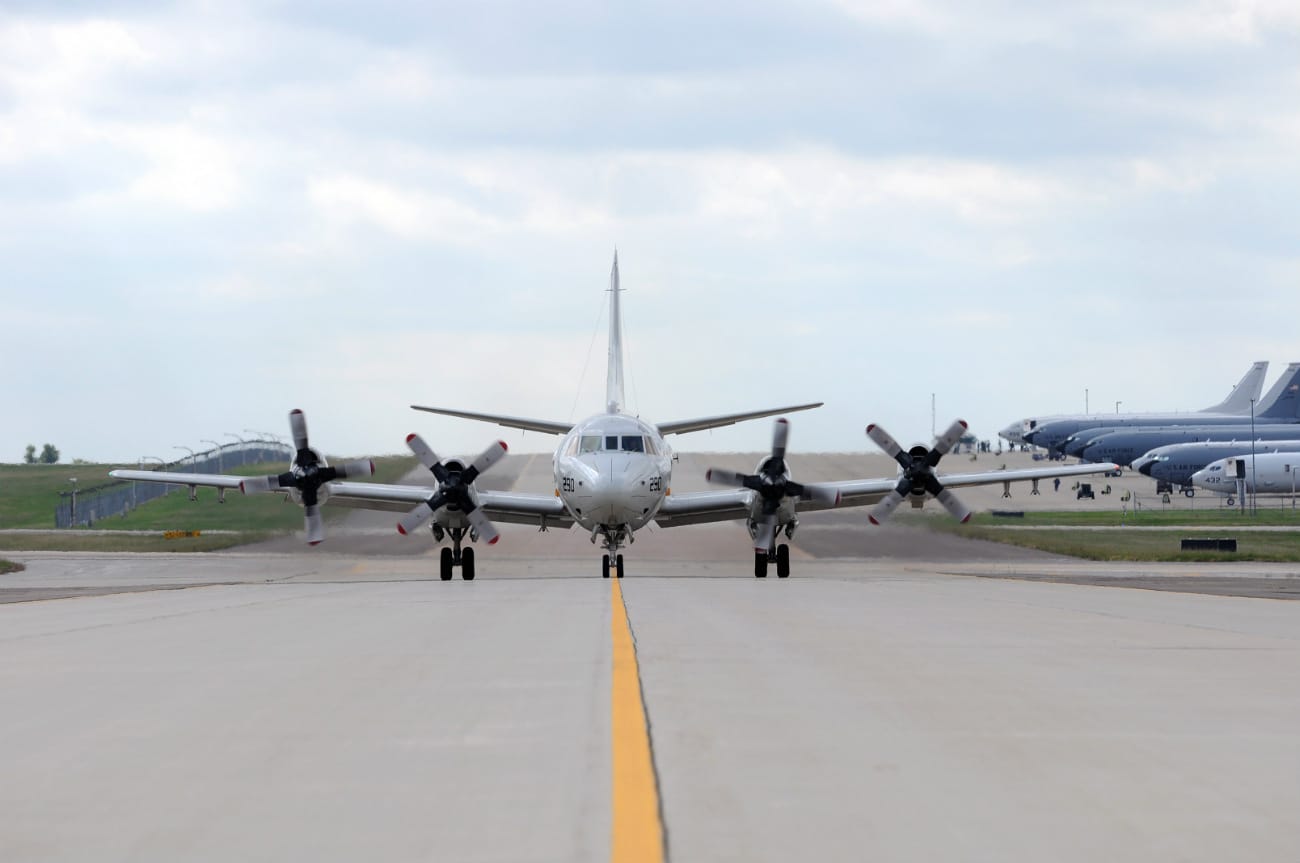P-3 Orion landing