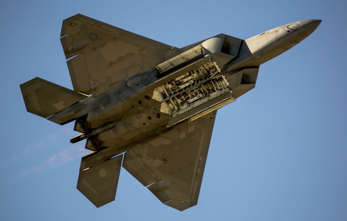F-22 Raptor weapons bay f22 vs f35