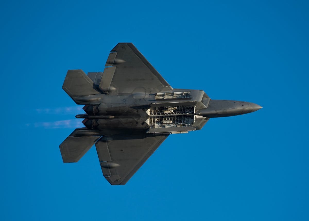 F-22 bomb bay, F-22 vs Su-35